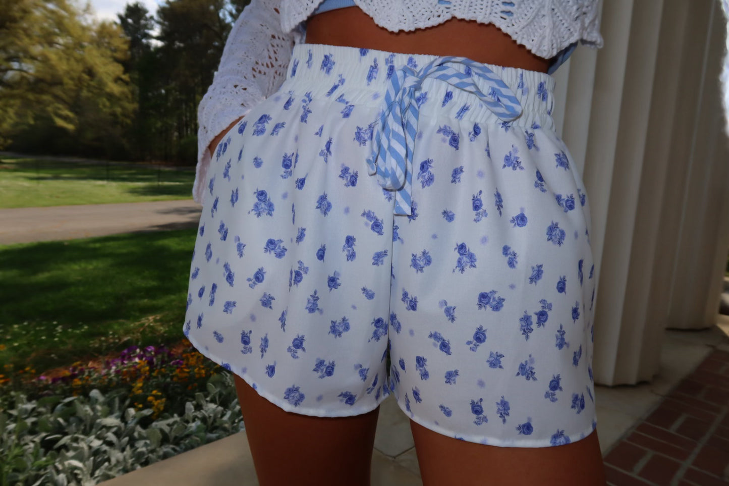 Elastic Waist Band Floral Woven Shorts